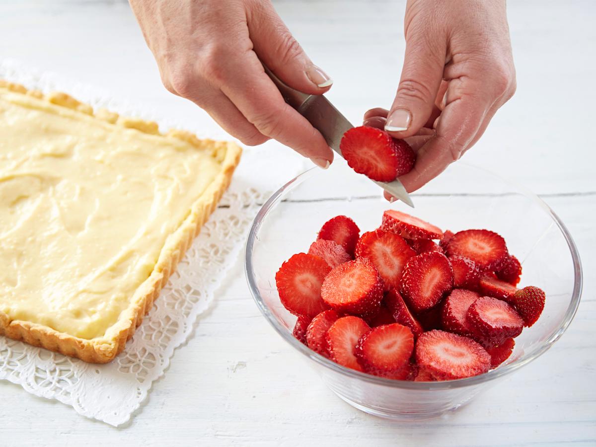 Viipaloi mansikat ja asettele ne kiisselin pinnalle. Halutessasi voit lisätä pinnalle myös mustikoita.