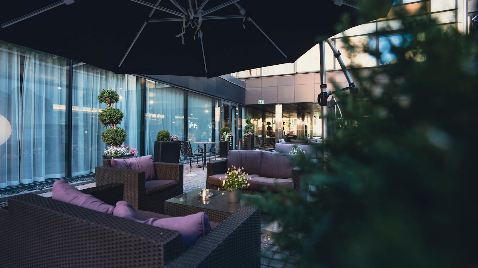 Radisson Blu Plazan sisäpihaterassi