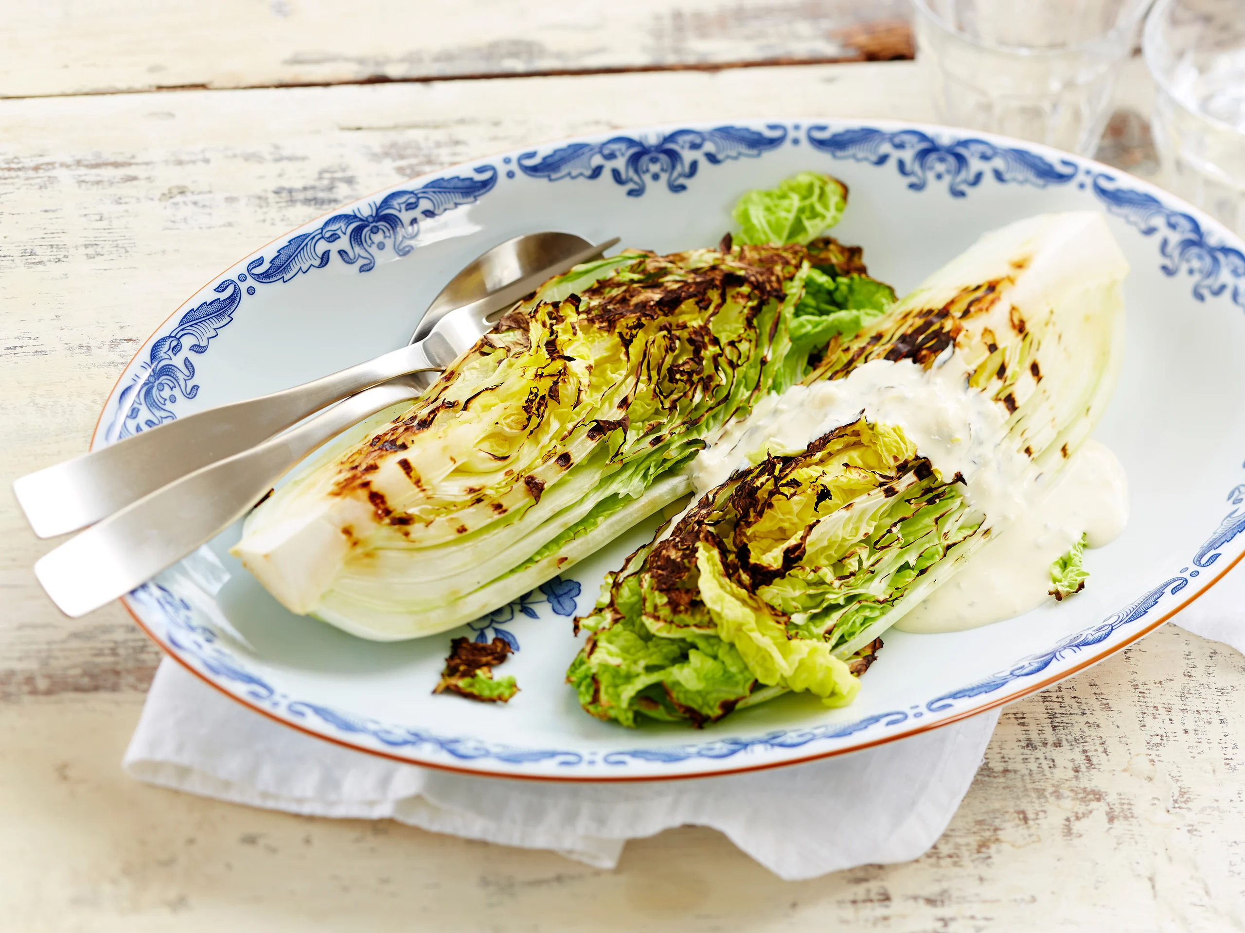 Grillattu kiinankaali ja sinihomejuustokastike