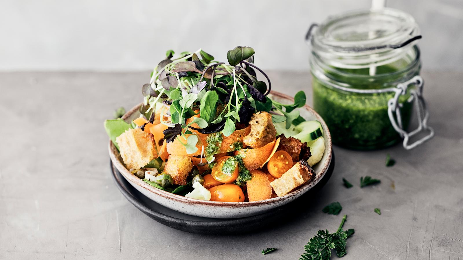 Kasvispanzanella ja naattipesto