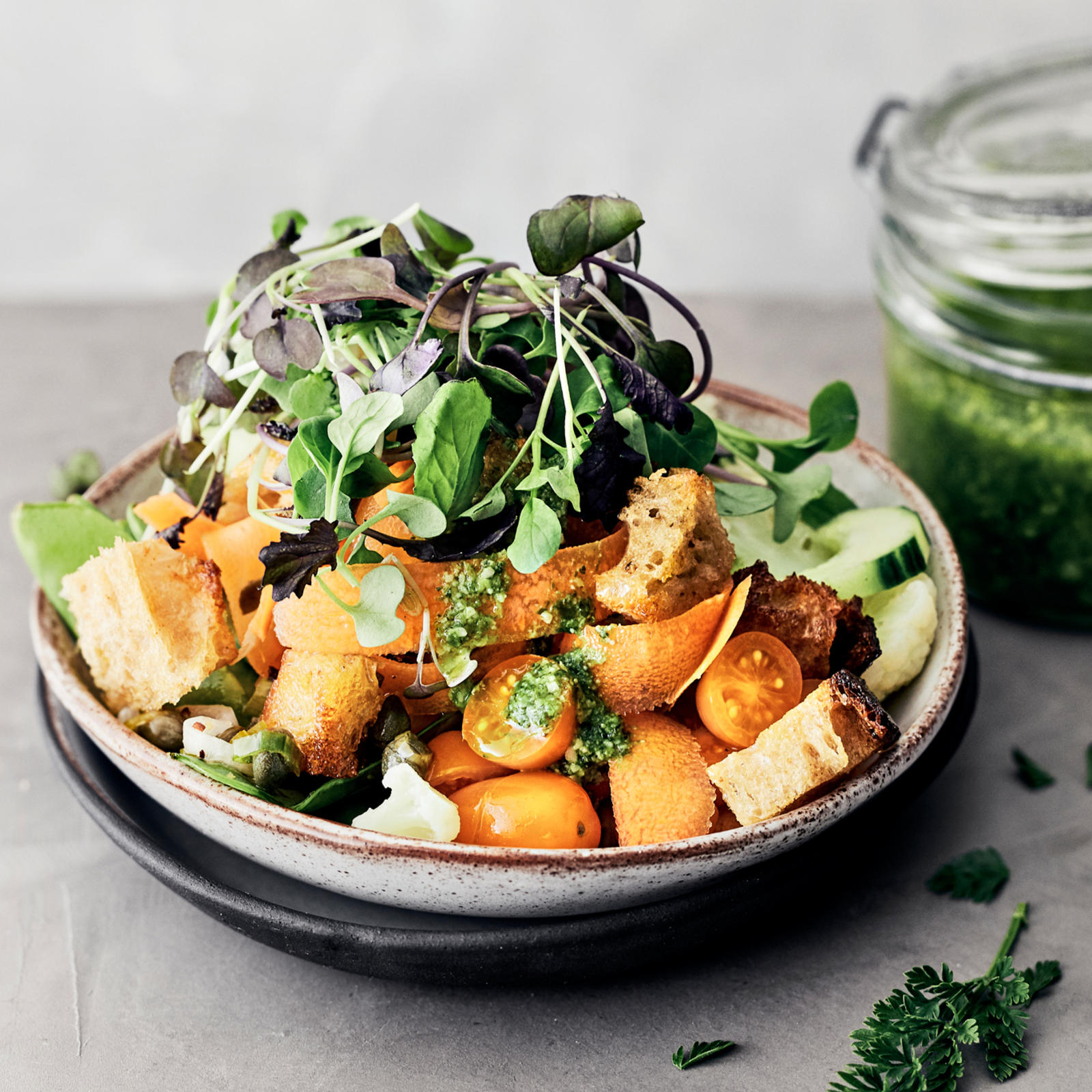 Kasvispanzanella ja naattipesto