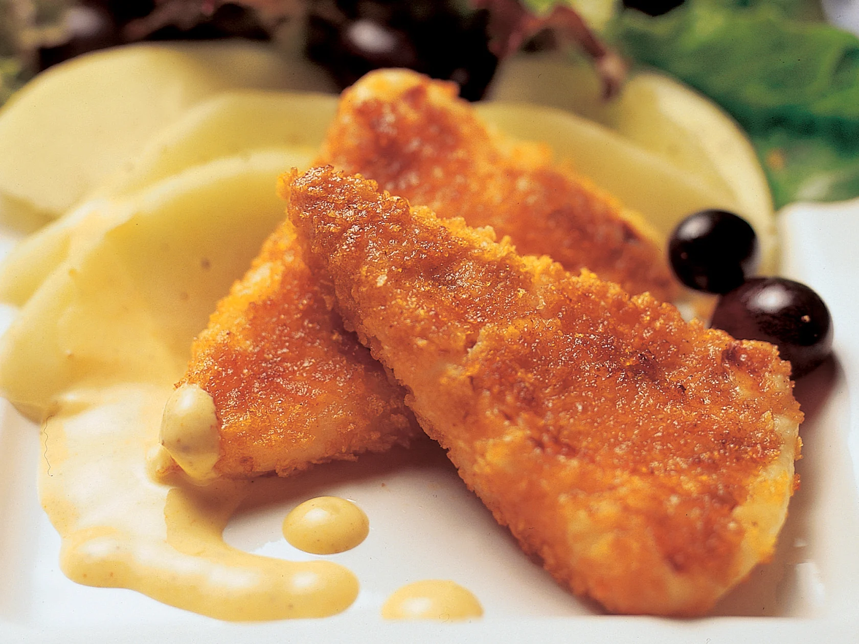 Leivitetty leipäjuustosalaatti