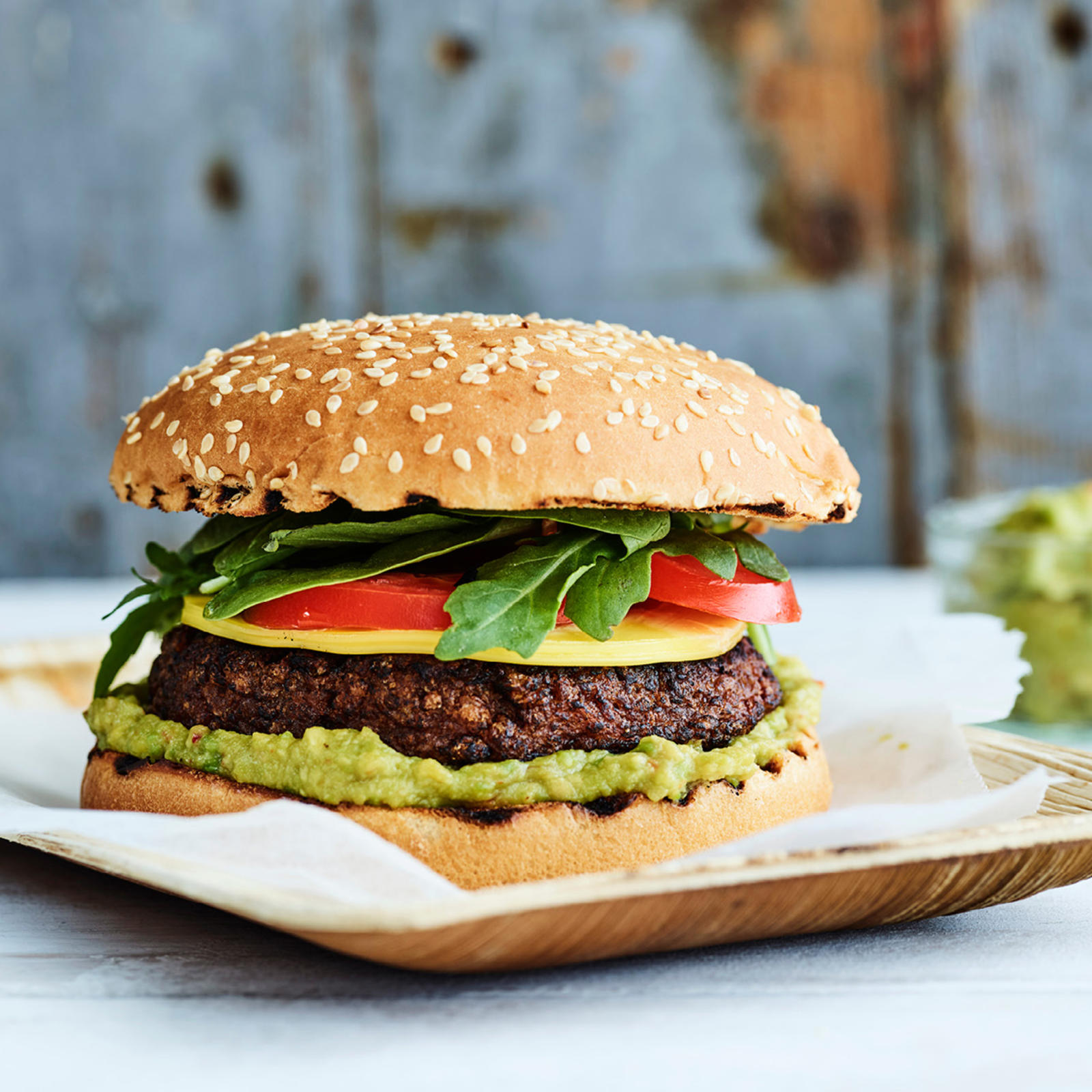 Vegaaninen juusto-avokadoburgeri