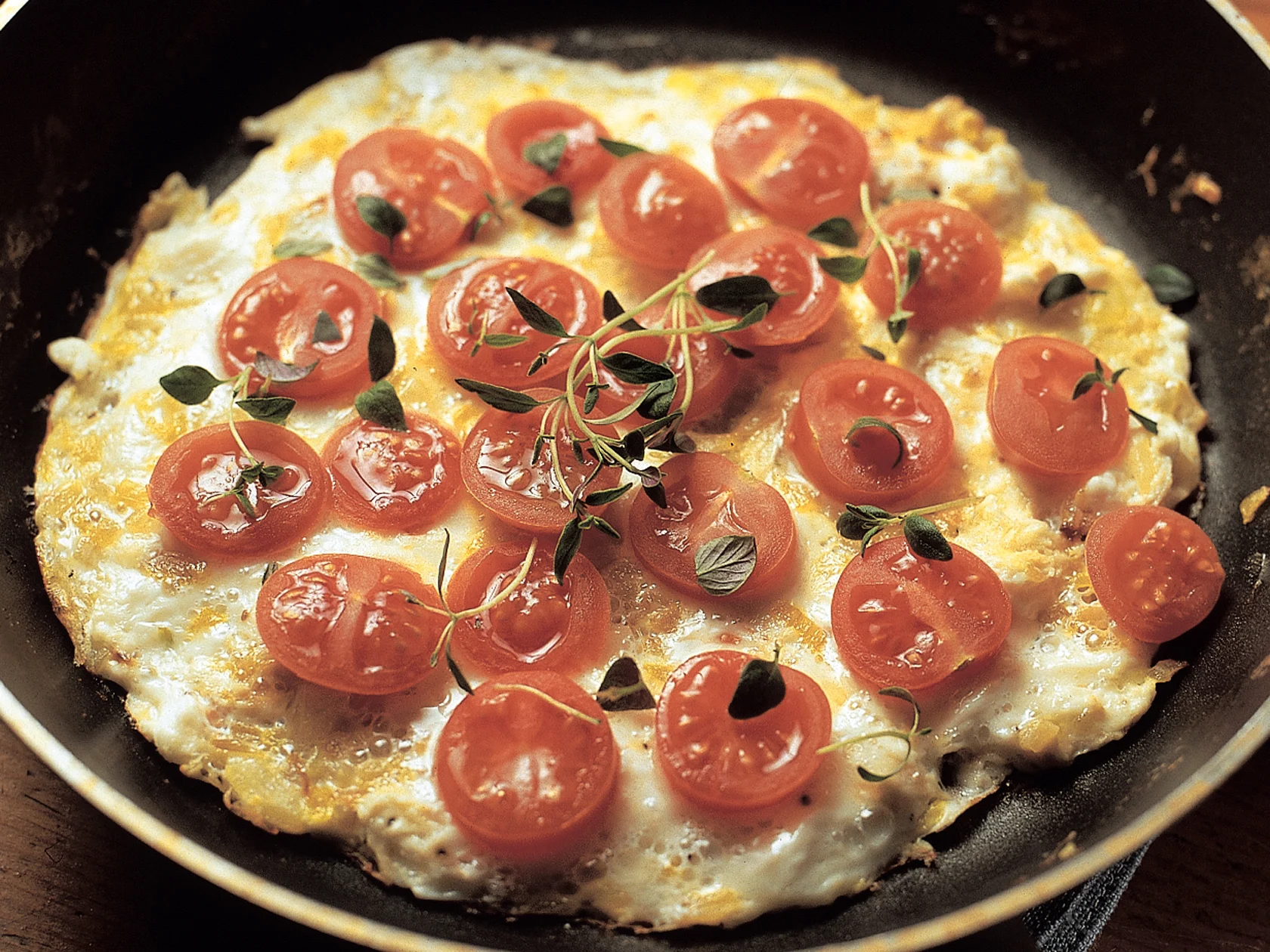 Valkuaismunakas tomaattitäytteellä