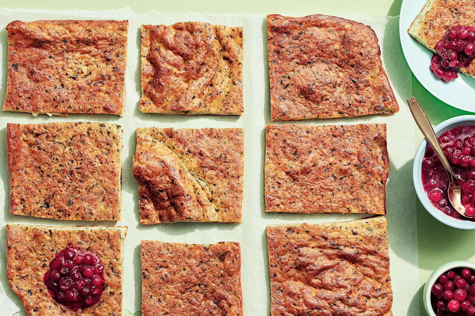 Helppo pinaattipannukakku (pellillinen) ja puolukkasurvos