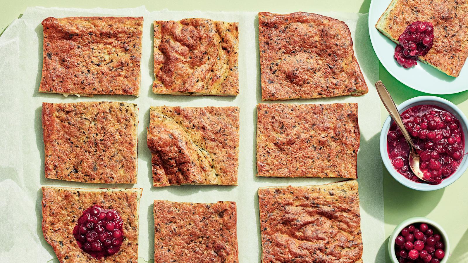 Helppo pinaattipannukakku (pellillinen) ja puolukkasurvos