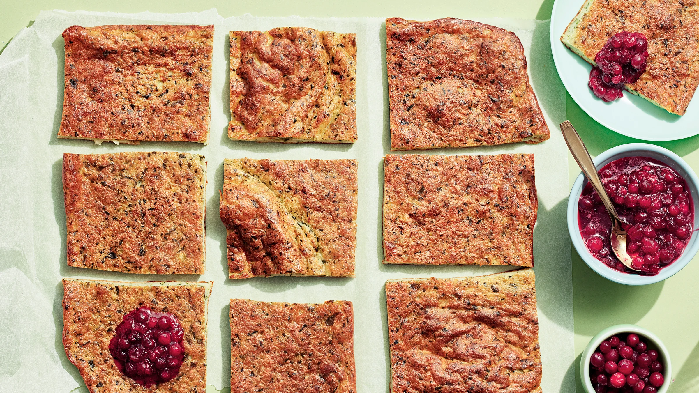 Helppo pinaattipannukakku (pellillinen) ja puolukkasurvos