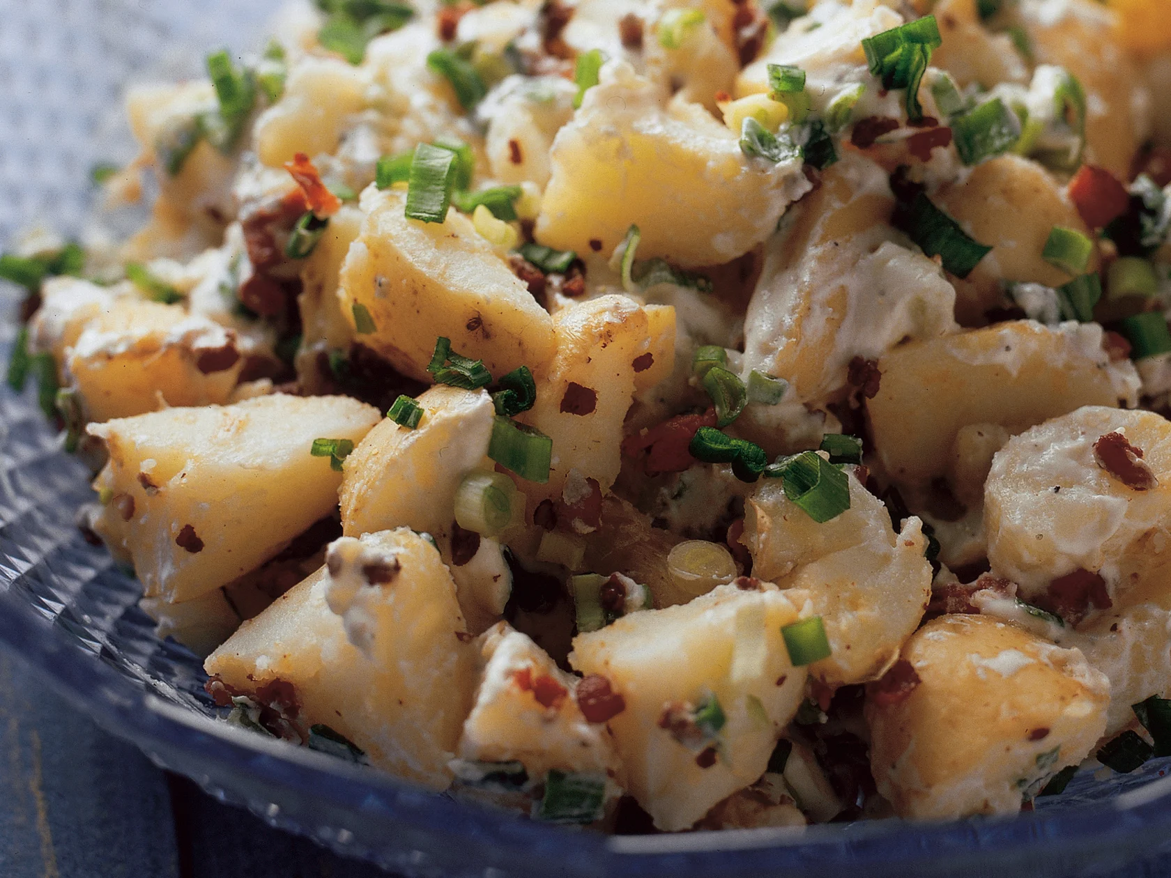 Salaatti uusista perunoista ja tsatsikikastike