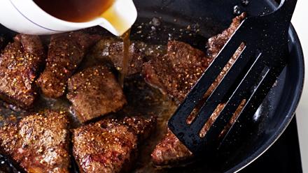 Lisää lihalientä niin, että maksat peittyvät. Keitä maksapaloja pannulla ilman kantta muutama minuutti.