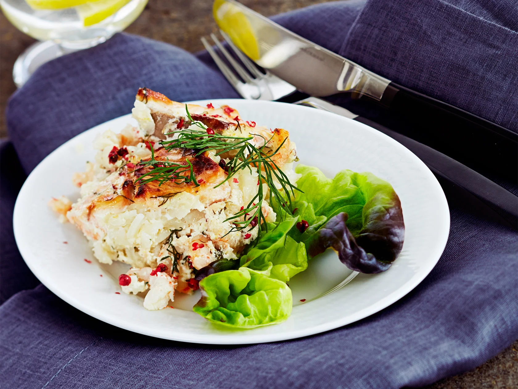 Katkaravuilla kruunattu lohi-riisilaatikko