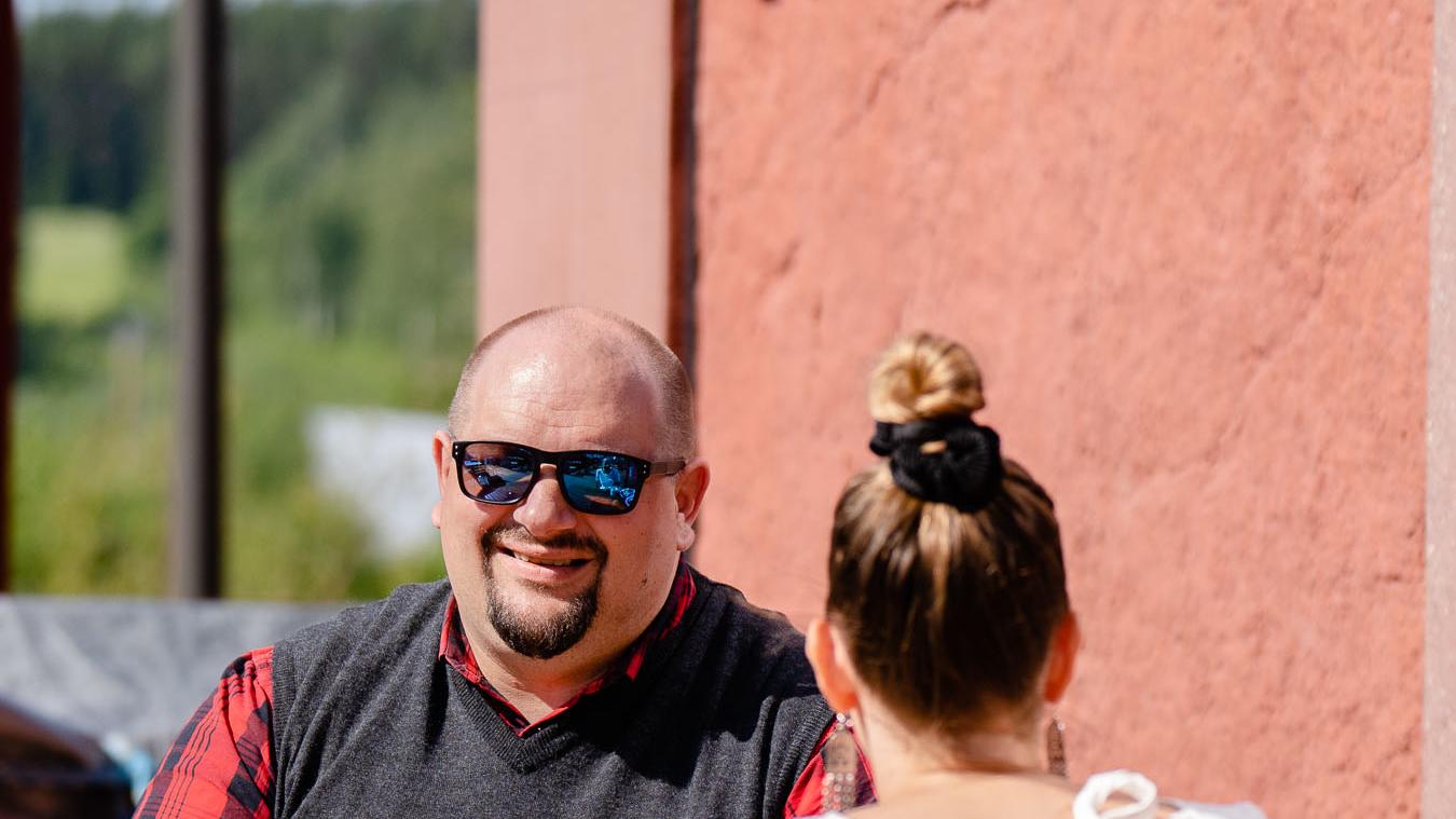 Pasi Ripatti istuu terassilla toimittaja Maarit Rasin haastateltavana.