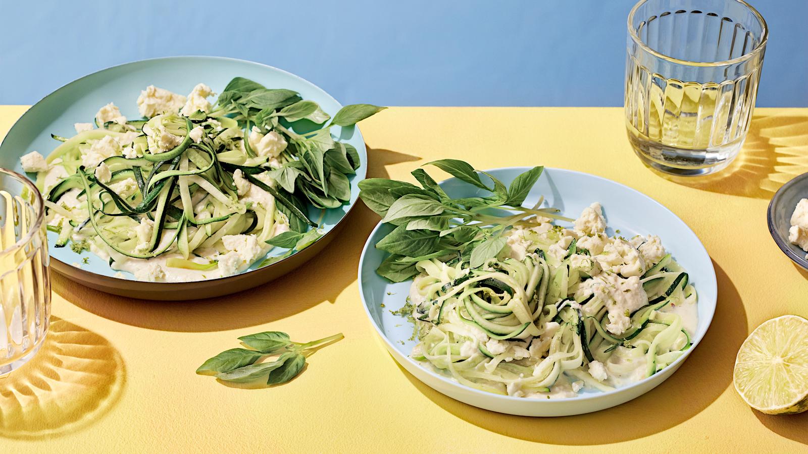 Kesäkurpitsapasta feta-jogurttikastikkeella