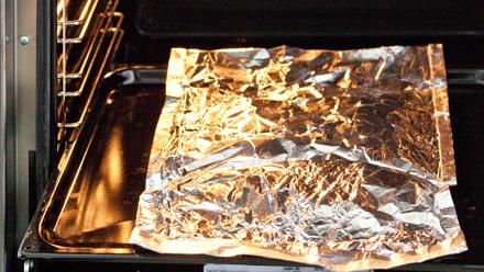 Nosta pussi kuumalle pellille, uunin alimmalle tasolle. Savusta 275-asteisessa uunissa 15 minuuttia. Laske lämpö 175 asteeseen ja jatka savustamista vielä 25 minuuttia.