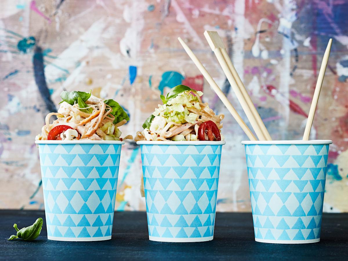 Överihelppo nuudeli-kanasalaatti