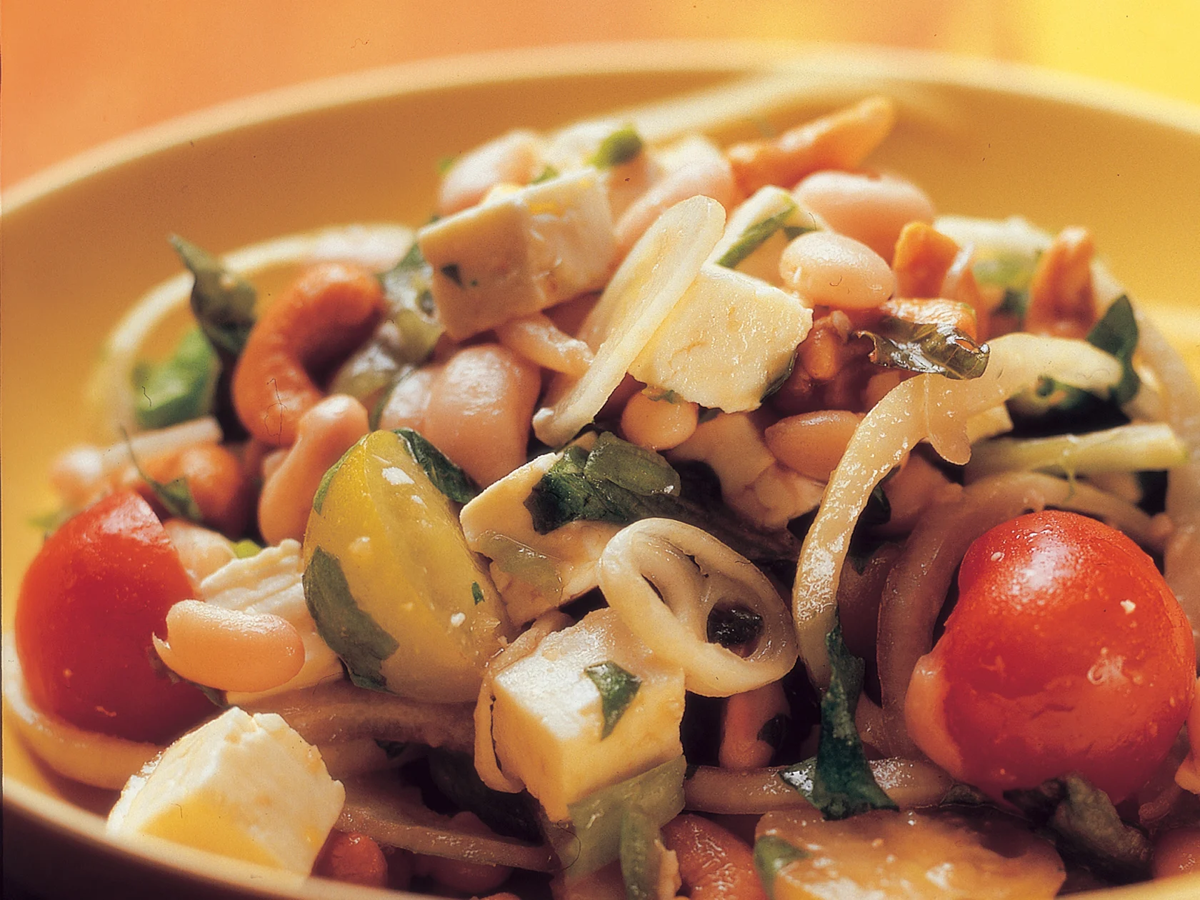 Feta-valkopapusalaatti