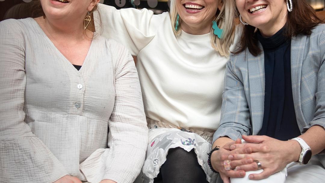 Antti Tuiskun fanit Heidi Kohonen, Kati Harki ja Tiina Mattila istuvat vierekkäin kauppakeskus Triplassa.