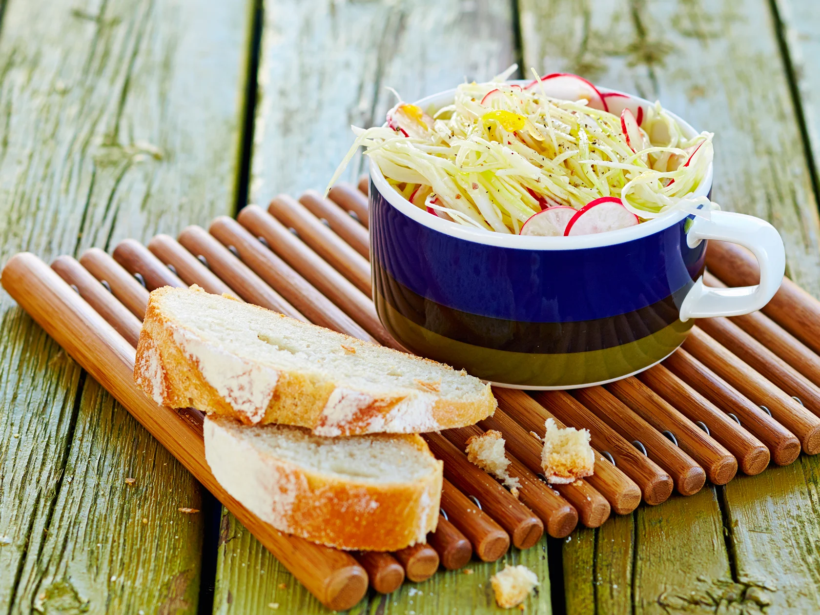 Appelsiinimarinoitu kaali-retiisisalaatti