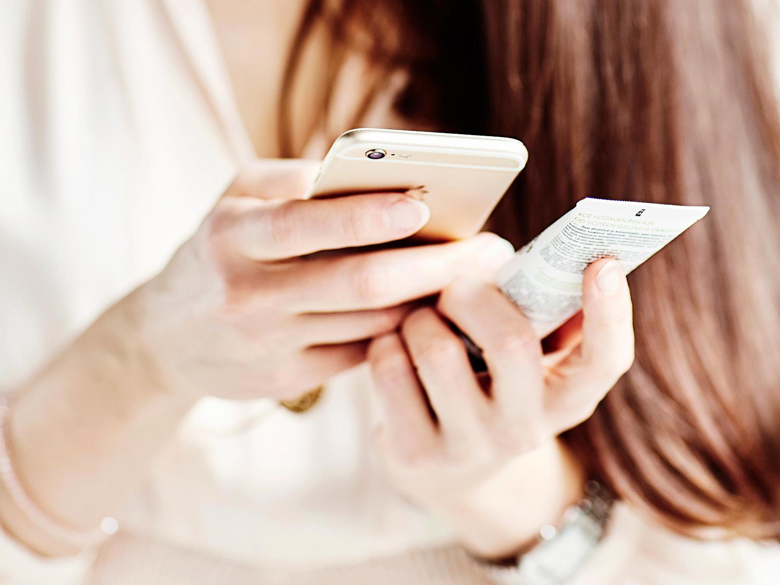 Skannaa viivakoodi. Applikaatio näyttää vihreää valoa, jos tuote läpäisee seulan. Klikkaamalla saat lisätietoa.