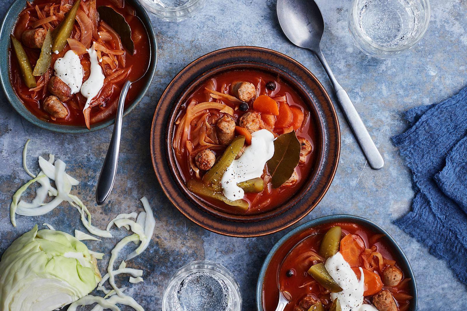 Tomaattinen makkara-kaalikeitto