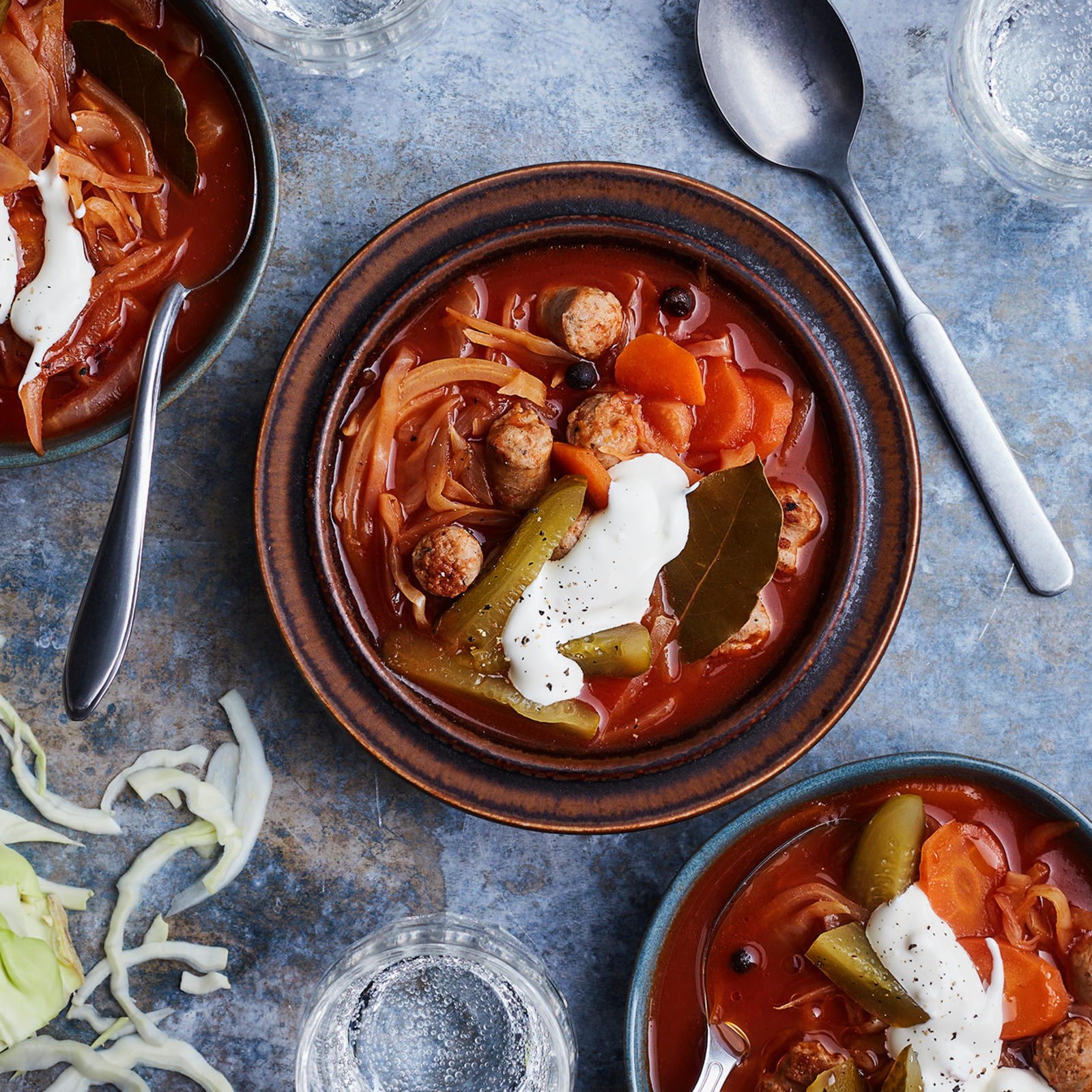 Tomaattinen makkara-kaalikeitto