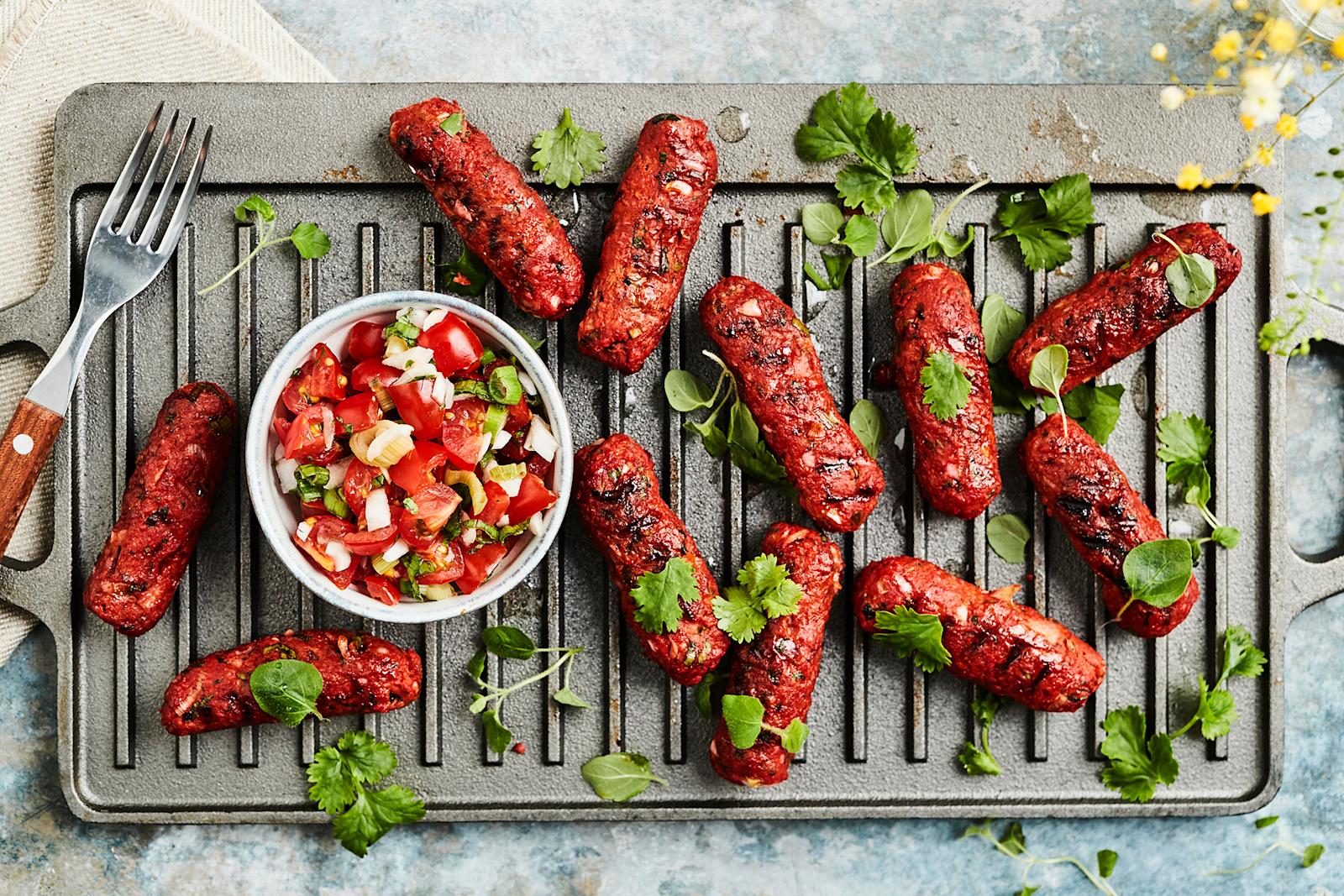 Tuliset vegekebakot ja helmitomaattisalsa