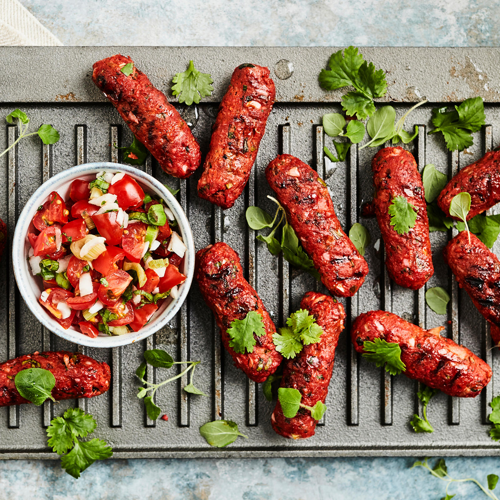 Tuliset vegekebakot ja helmitomaattisalsa