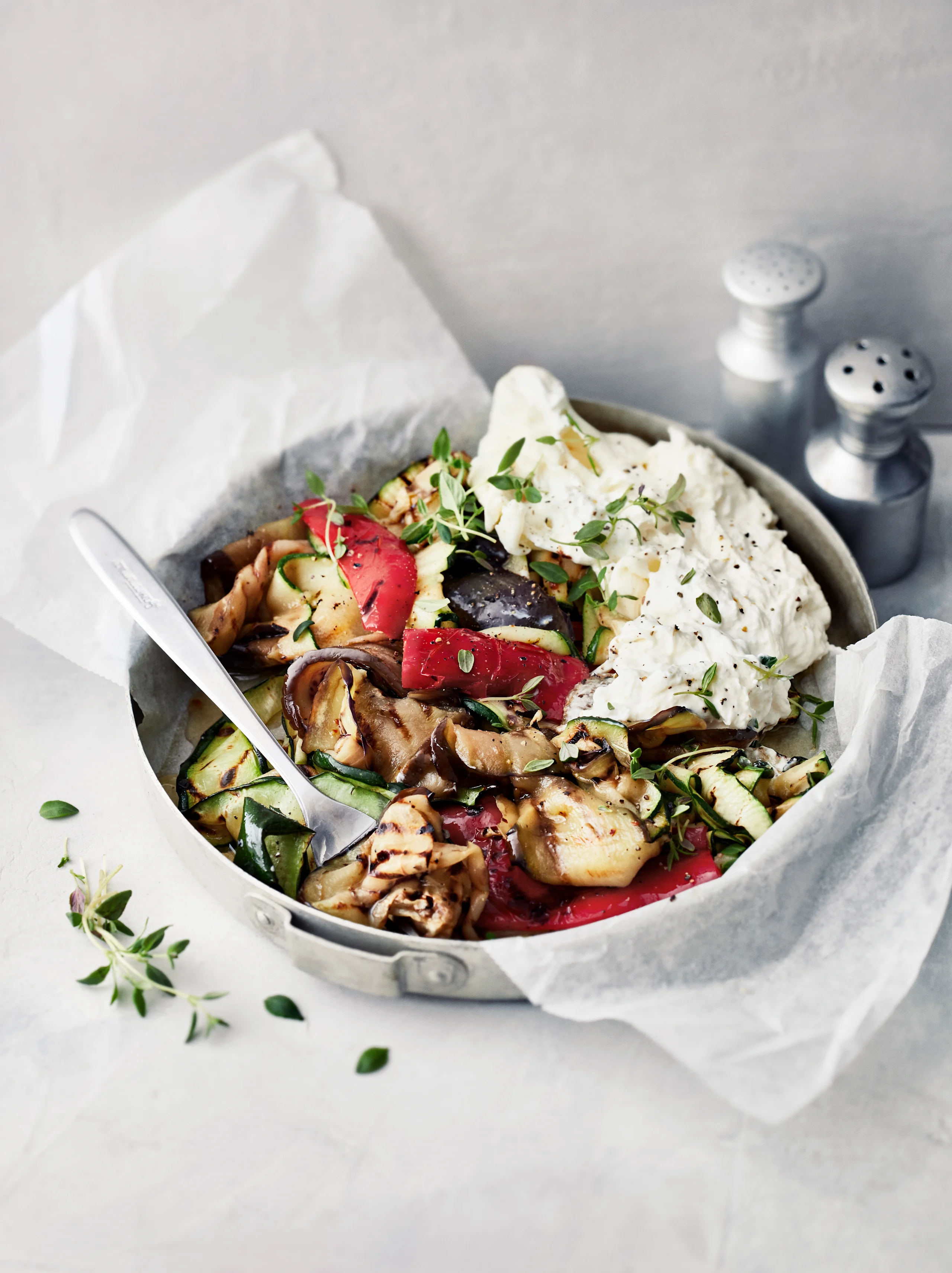 Grillatut kasvikset ja herkullinen burrata ovat ihana lisuke kesäiseen pöytään.