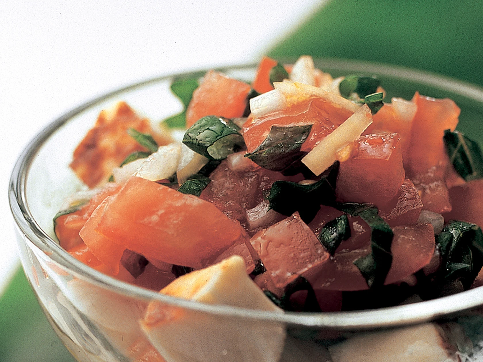 Leipäjuustoa ja tomaatti-basilikasalaattia