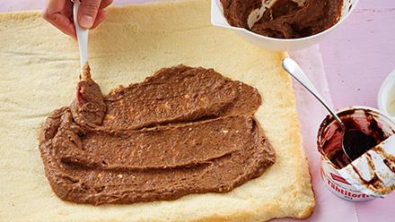 Notkista tuorejuusto ja sekoita siihen luumumarmeladi. Levitä täyte torttupohjalle ja kääri tiukaksi rullaksi. Siirrä saumapuoli alaspäin jääkaappiin.