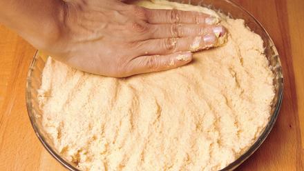 Painele taikina voidellun piirakkavuoan pohjalle ja reunoille.