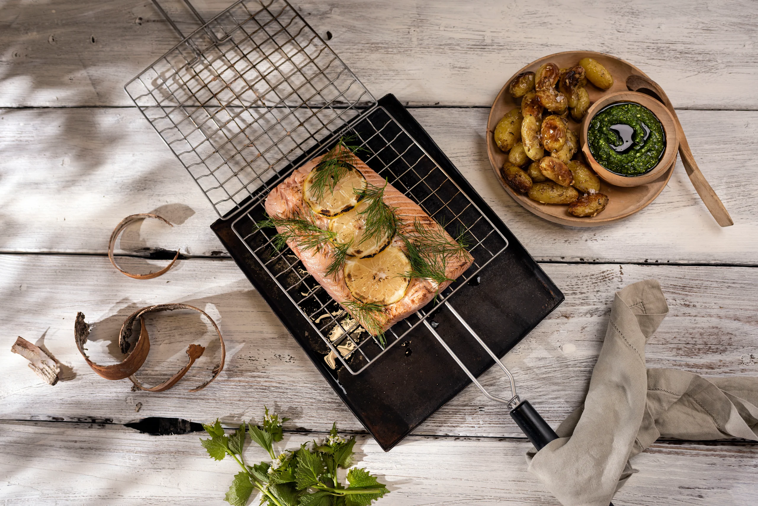 Halstrattu lohi ja itse tehty villiyrttipesto tuovat ihania makuja kesäpöytään.