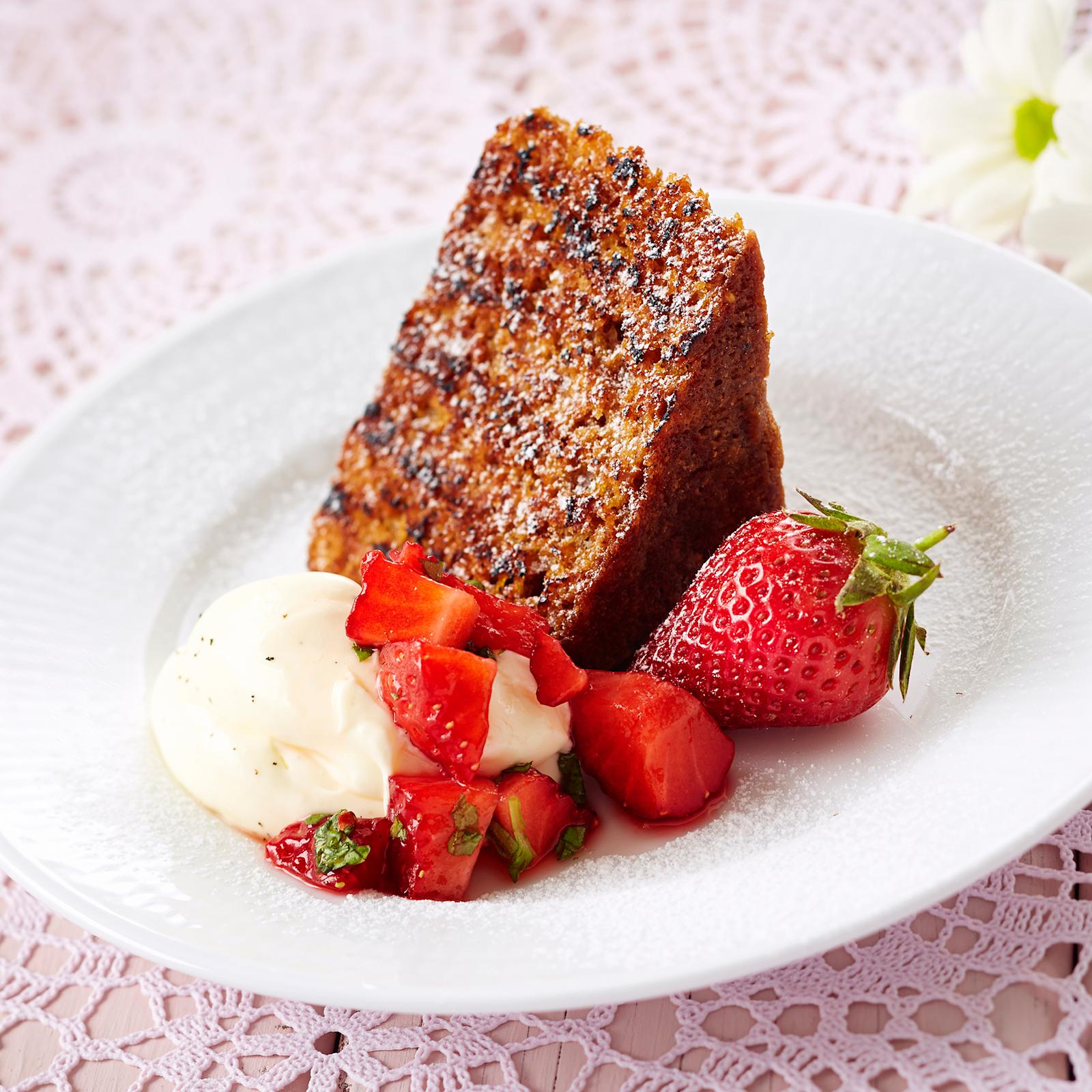 Grillattu maustekakku ja marinoidut mansikat