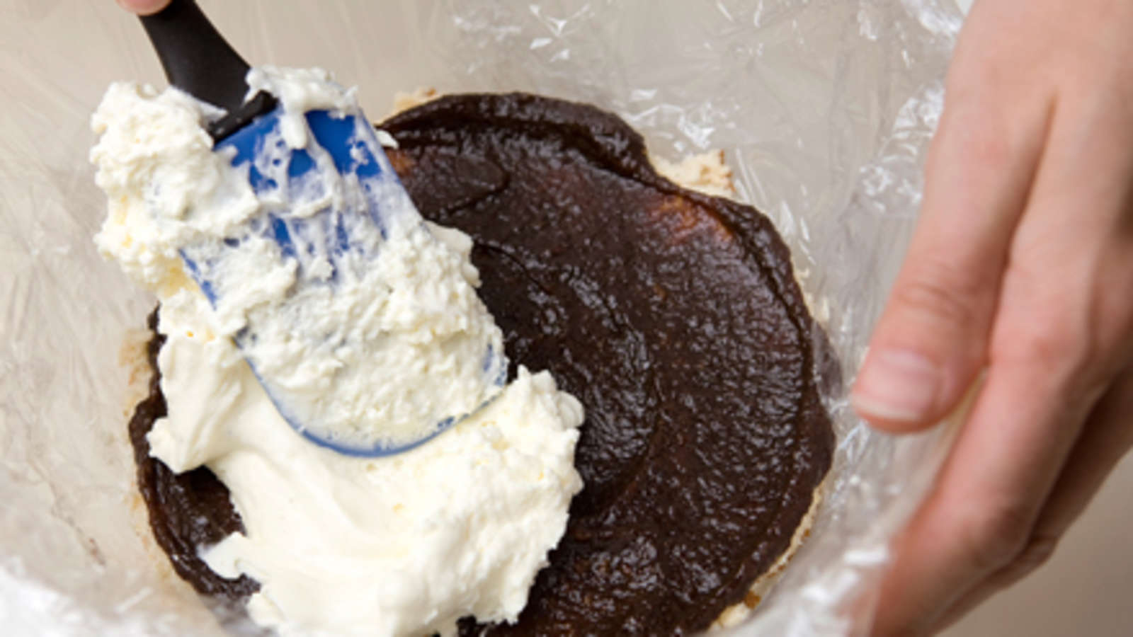Vuoraa noin 2 1/2 litran vetoinen kulho kelmulla. Nosta pienin kakkulevy kulhon pohjalle ja kostuta vaniljasokerilla maustetulla maidolla. Levitä päälle marmeladia ja täytettä.