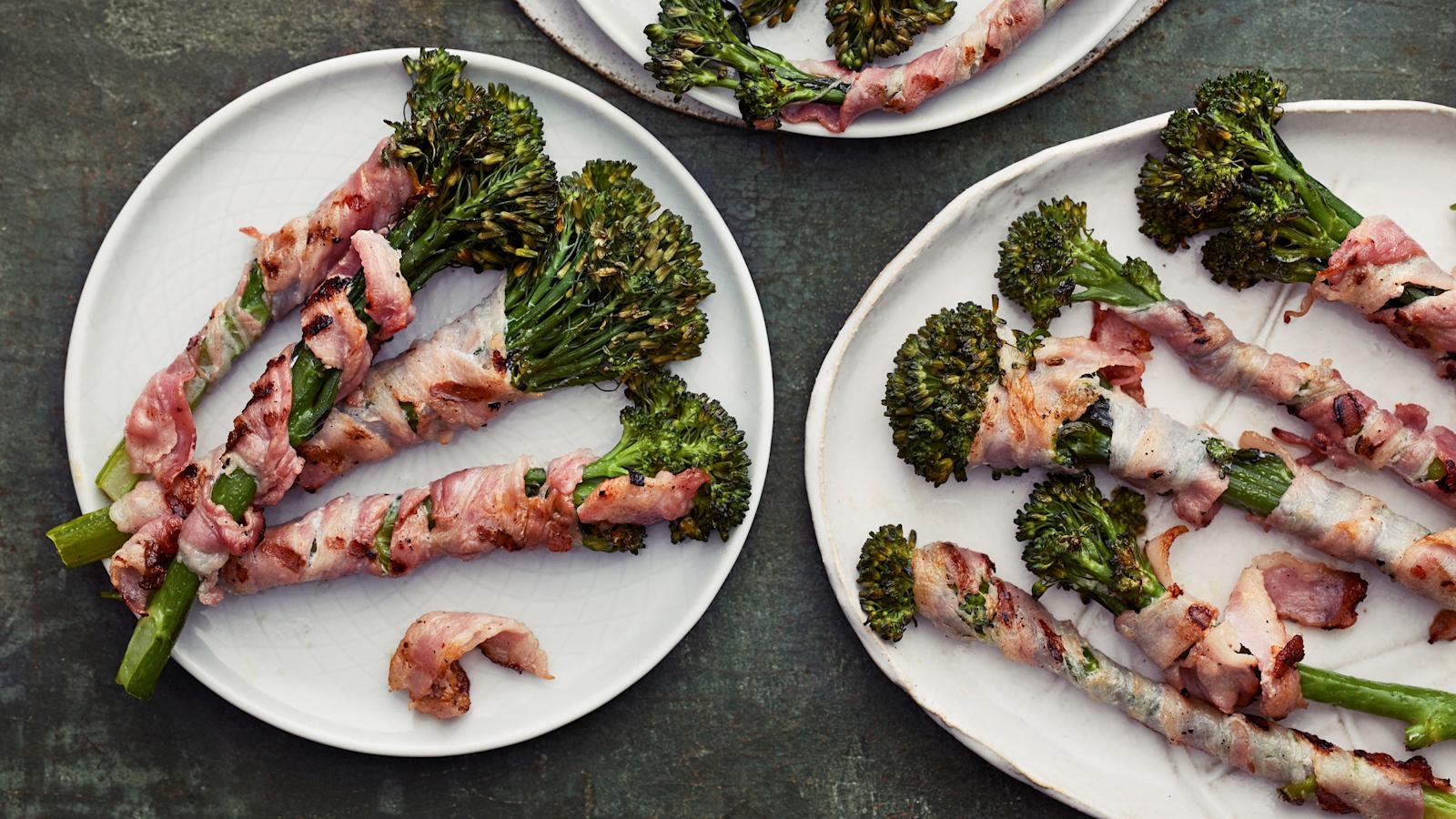 Pekoniin käärityt broccoliinit