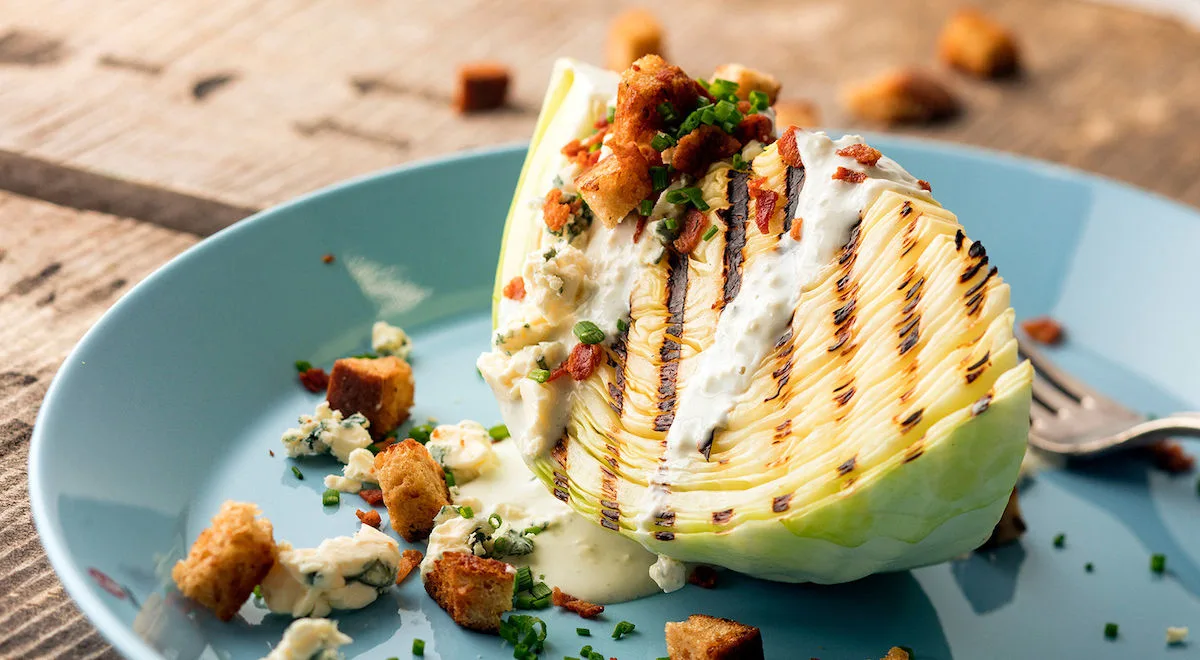 Jenkkityylinen lohkosalaatti varhaiskaalista