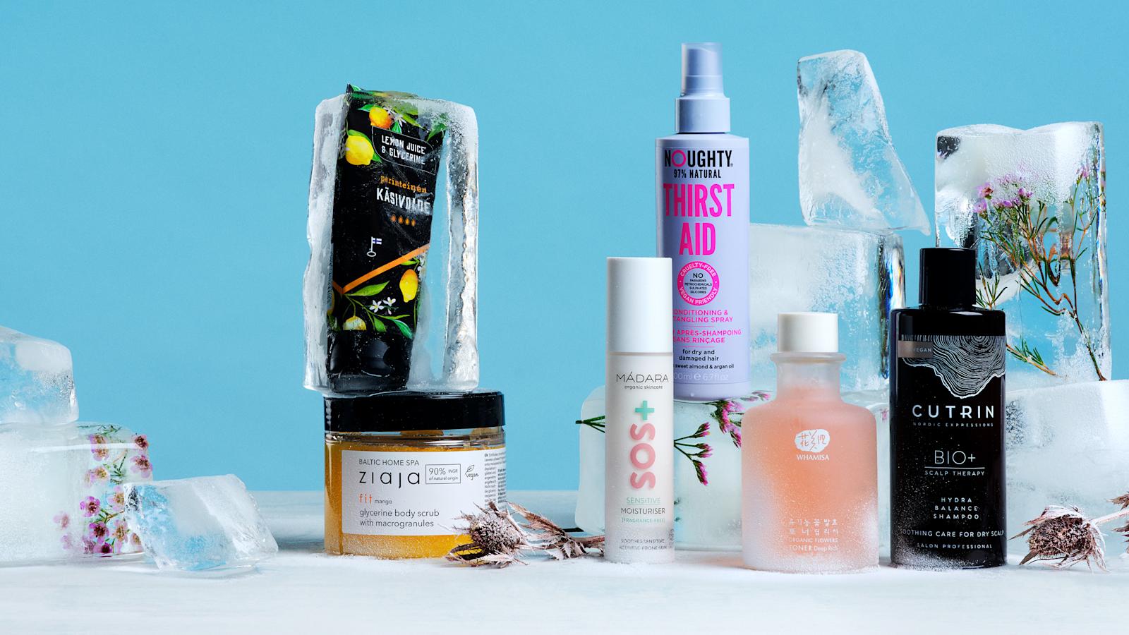 Talvi-iholle- ja hiuksille sopivia kosmetiikkatuotteita jääkimpaleiden seassa.