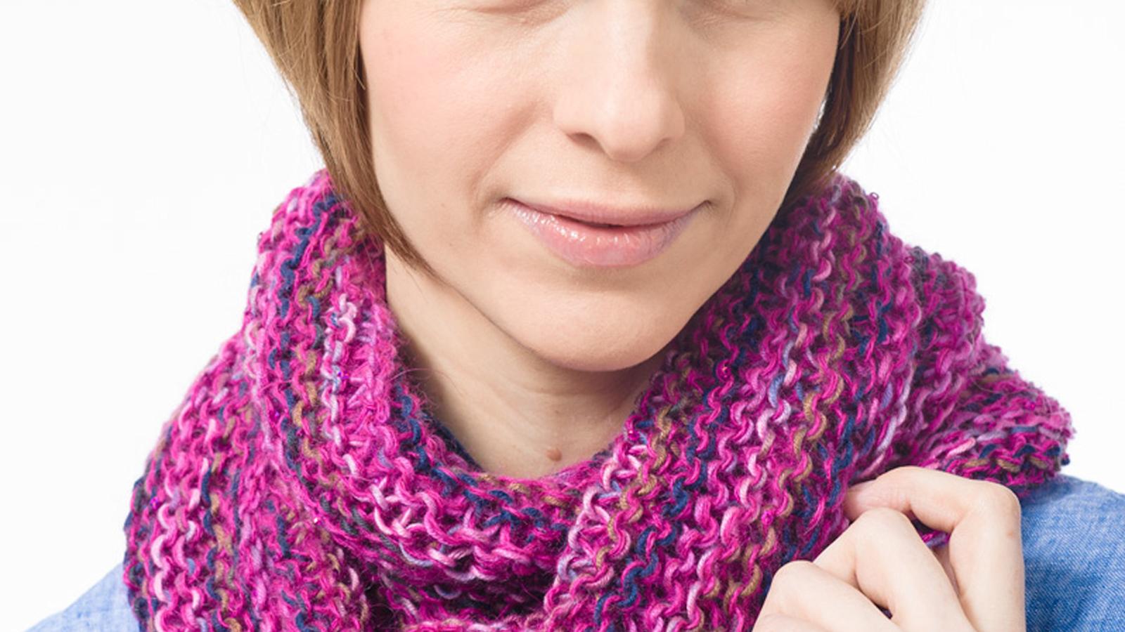 Neulo helppo tuubihuivi ainaoikein neuleena.