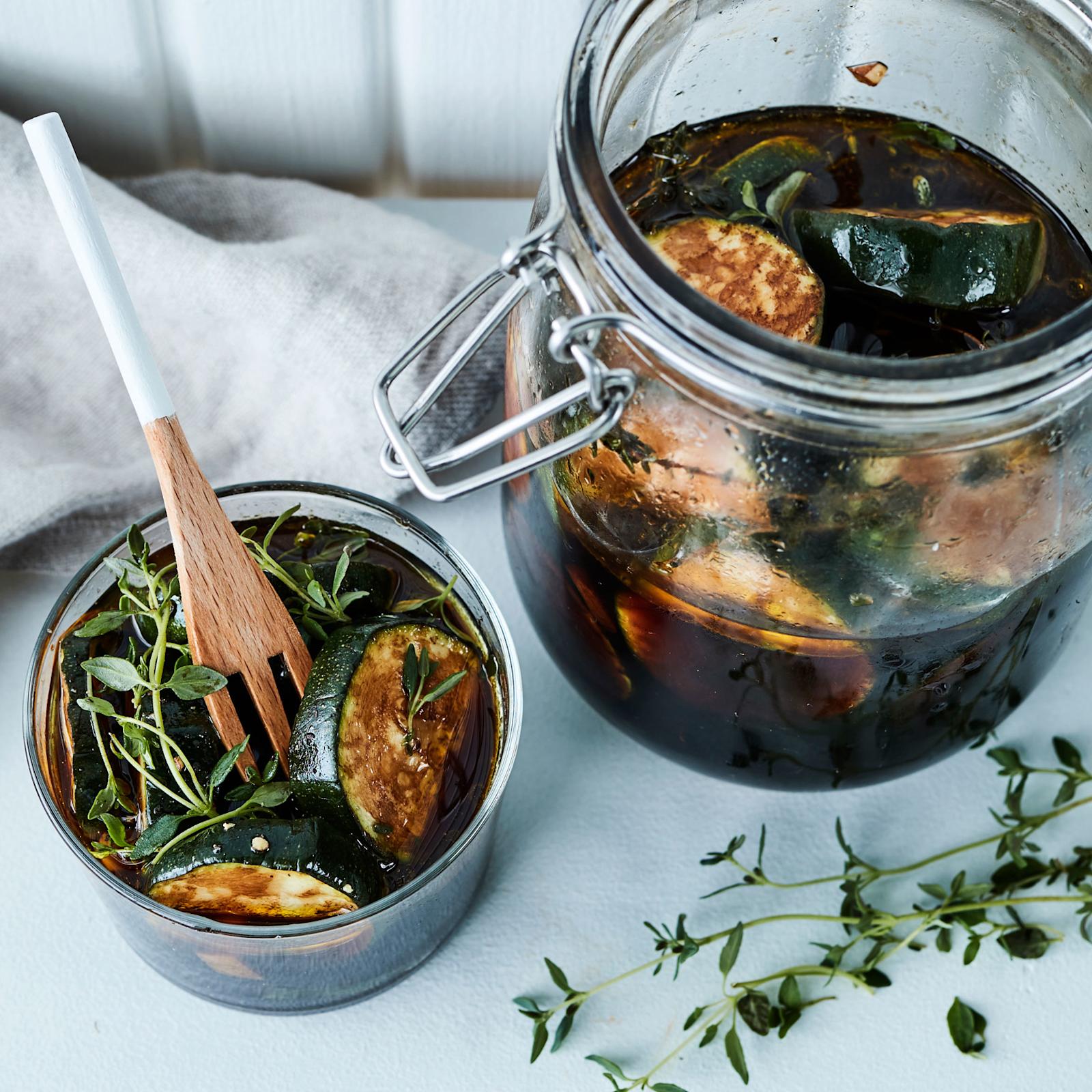 Kesäkurpitsat balsamietikkakylvyssä