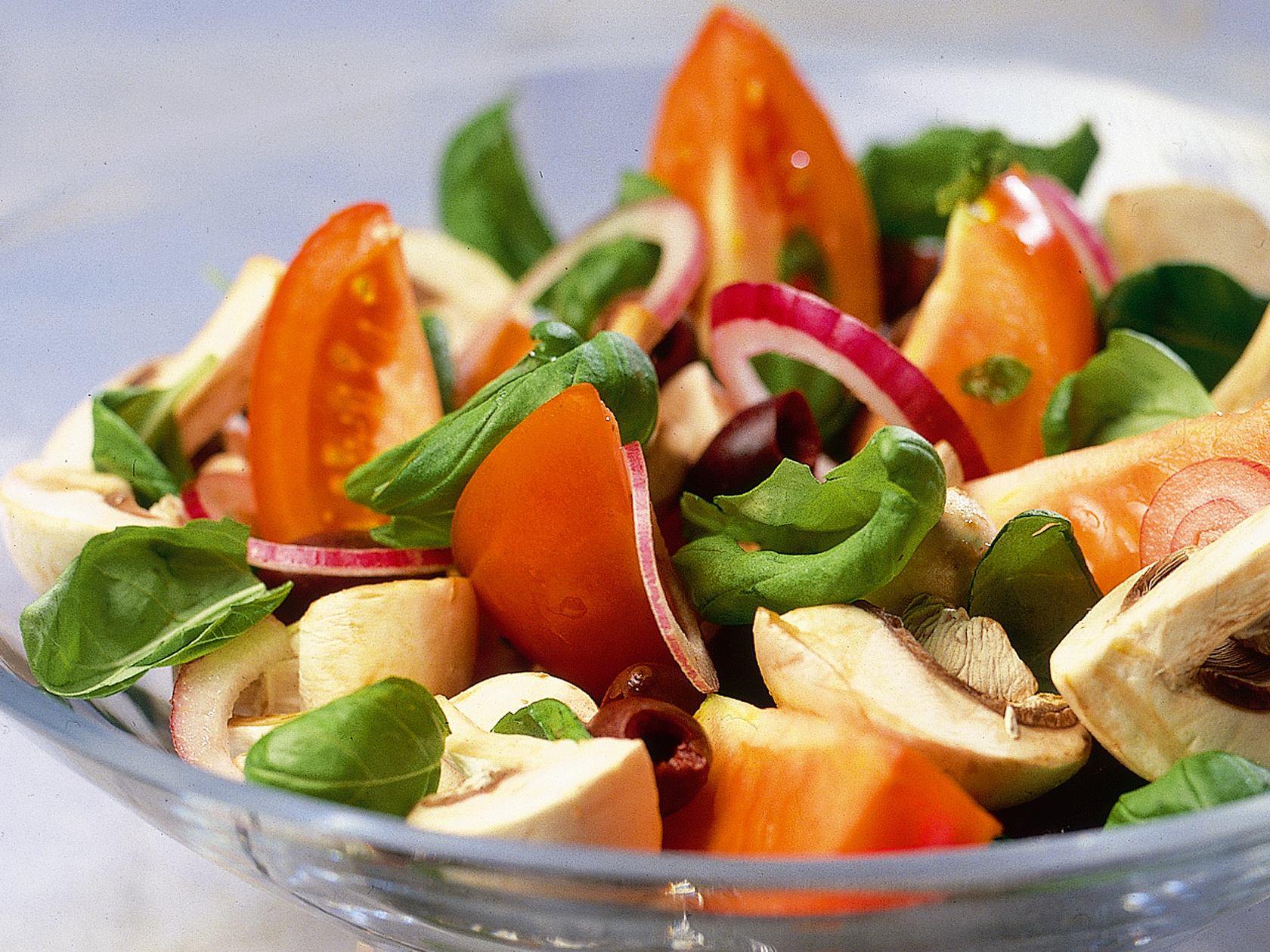 Herkkusieni-tomaattisalaatti