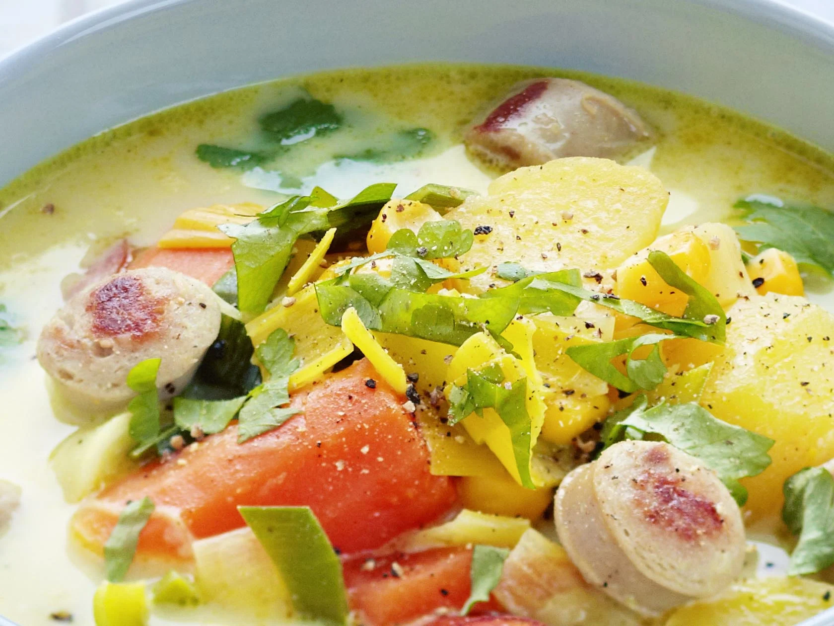 Juustoinen makkarakeitto