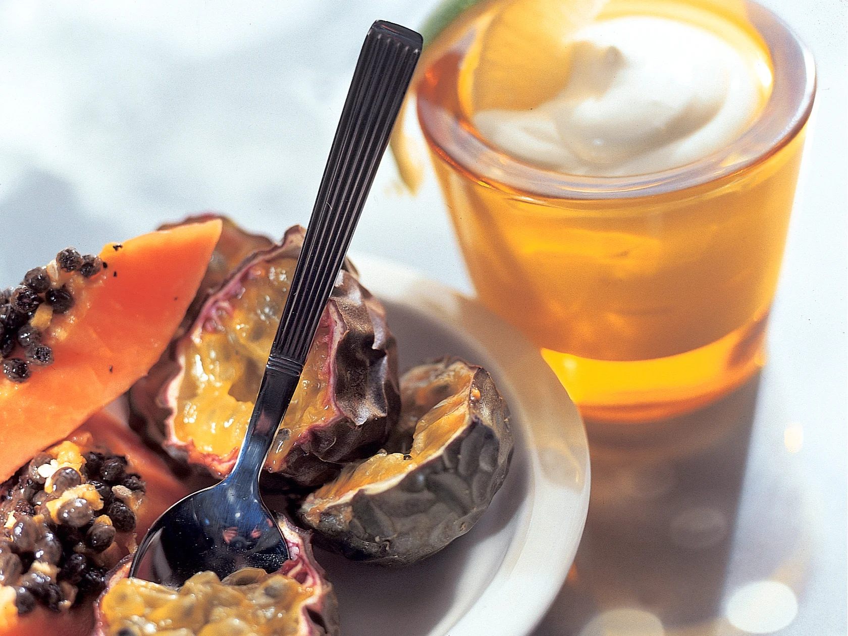 Hedelmiä ja tuorejuustovaahtoa