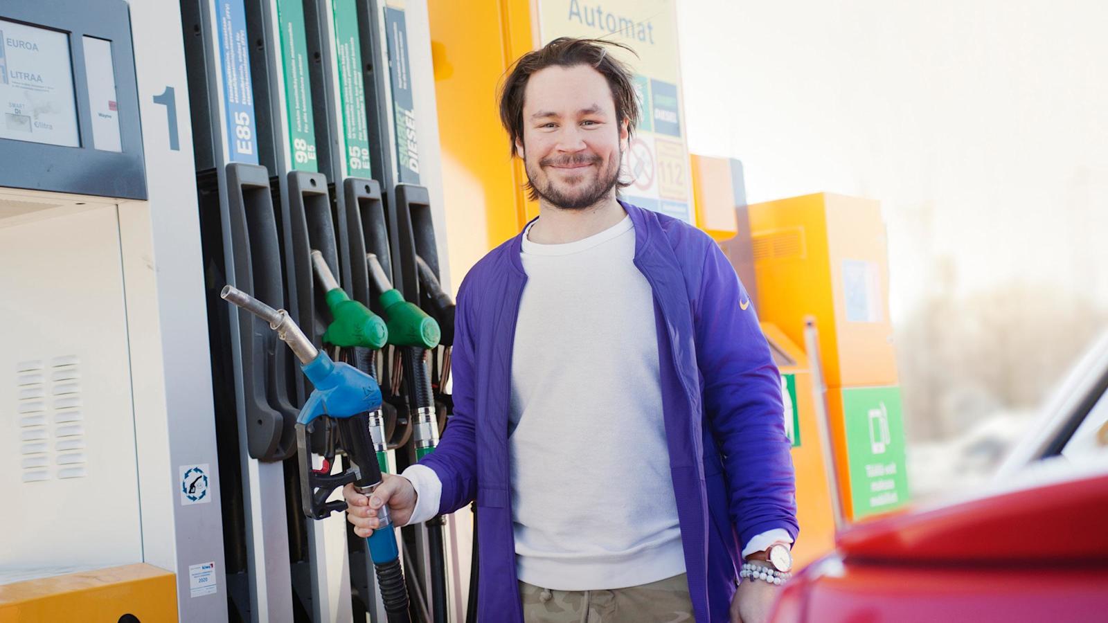 Hämeenlinnalainen Henri Nieminen, 30, tankkaa tottuneesti Eko E85 -polttoainetta S-market Harvialantien ABC-asemalla.