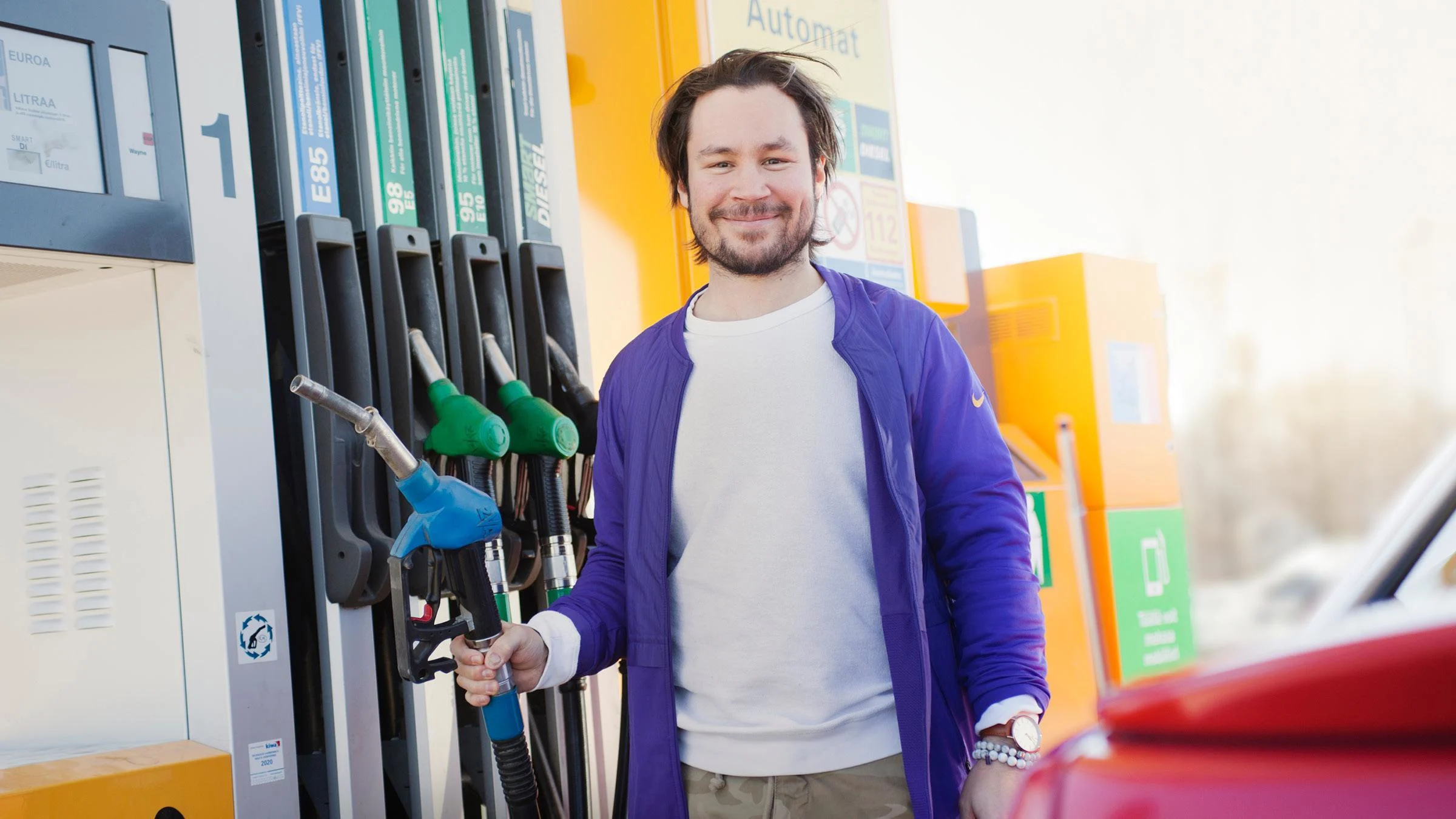 Hämeenlinnalainen Henri Nieminen, 30, tankkaa tottuneesti Eko E85 -polttoainetta S-market Harvialantien ABC-asemalla.