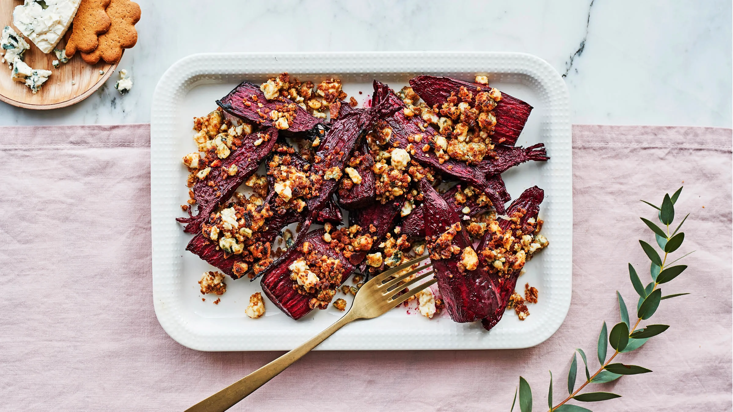 Sinihomejuusto-piparipunajuuret