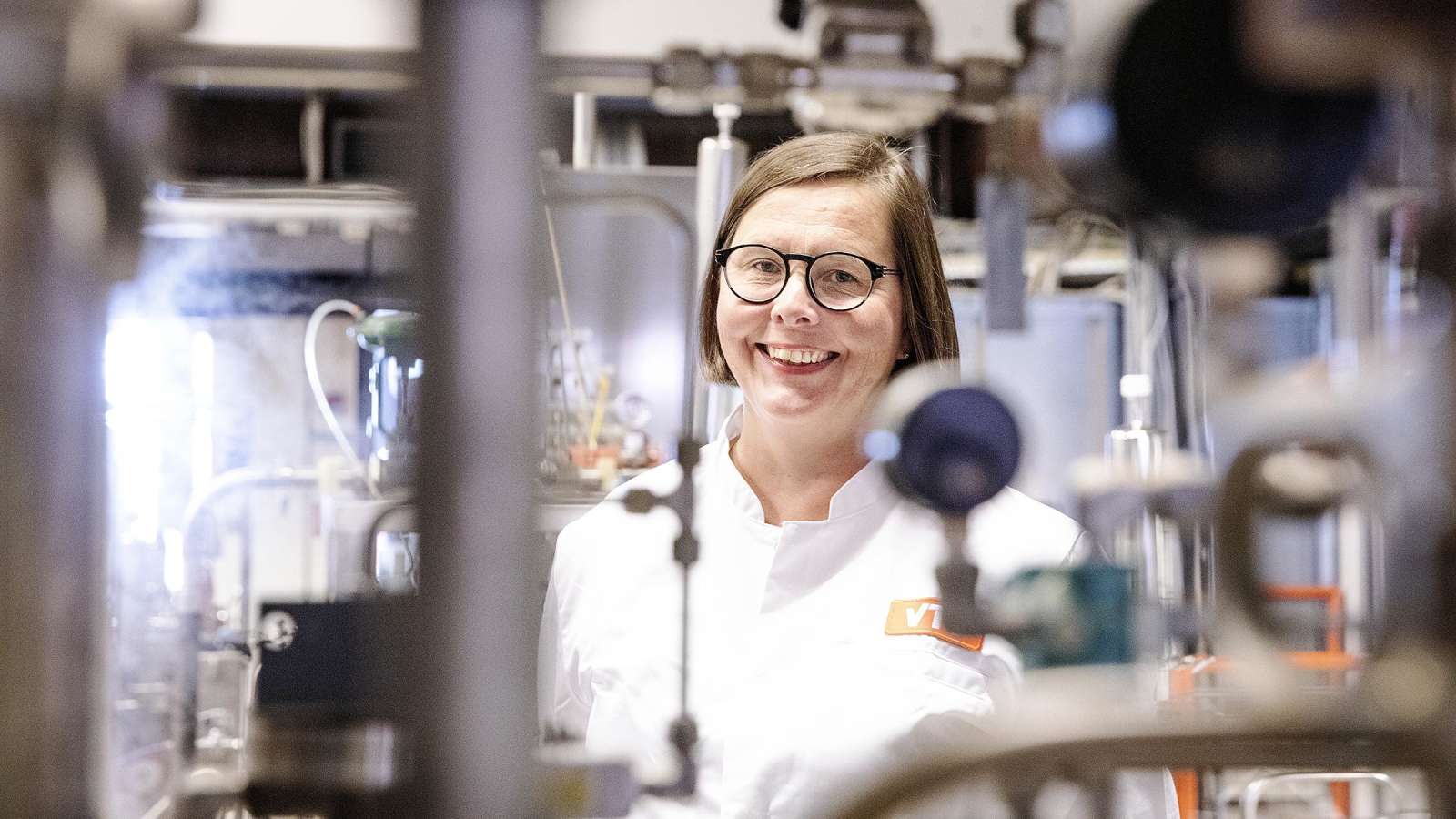Johtava tutkija Anneli Ritala kuvattuna laboratoriossa