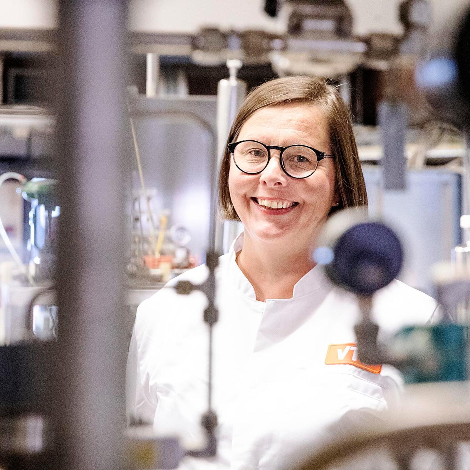 Johtava tutkija Anneli Ritala kuvattuna laboratoriossa