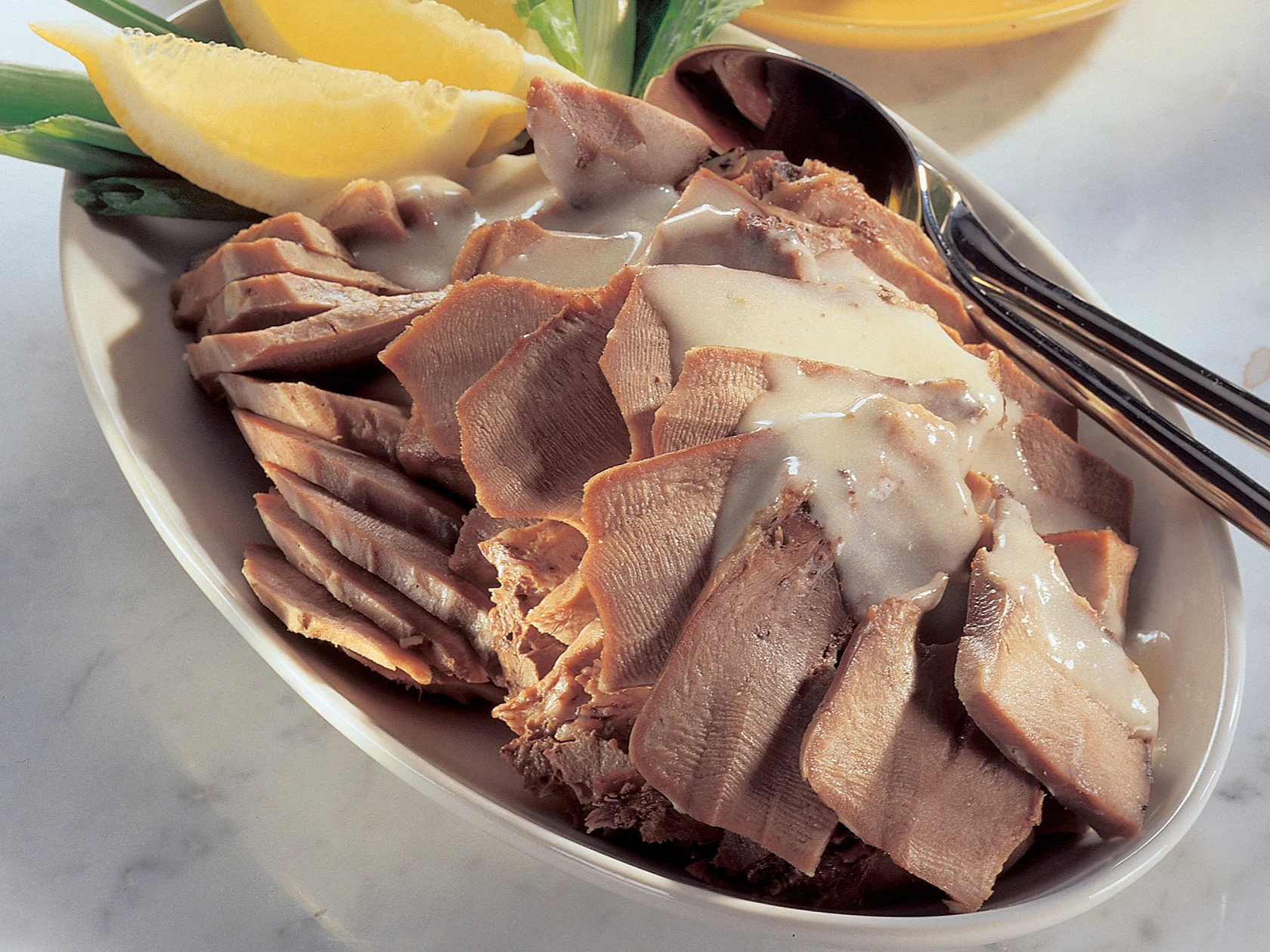 Keitetty porsaan tai naudan kieli