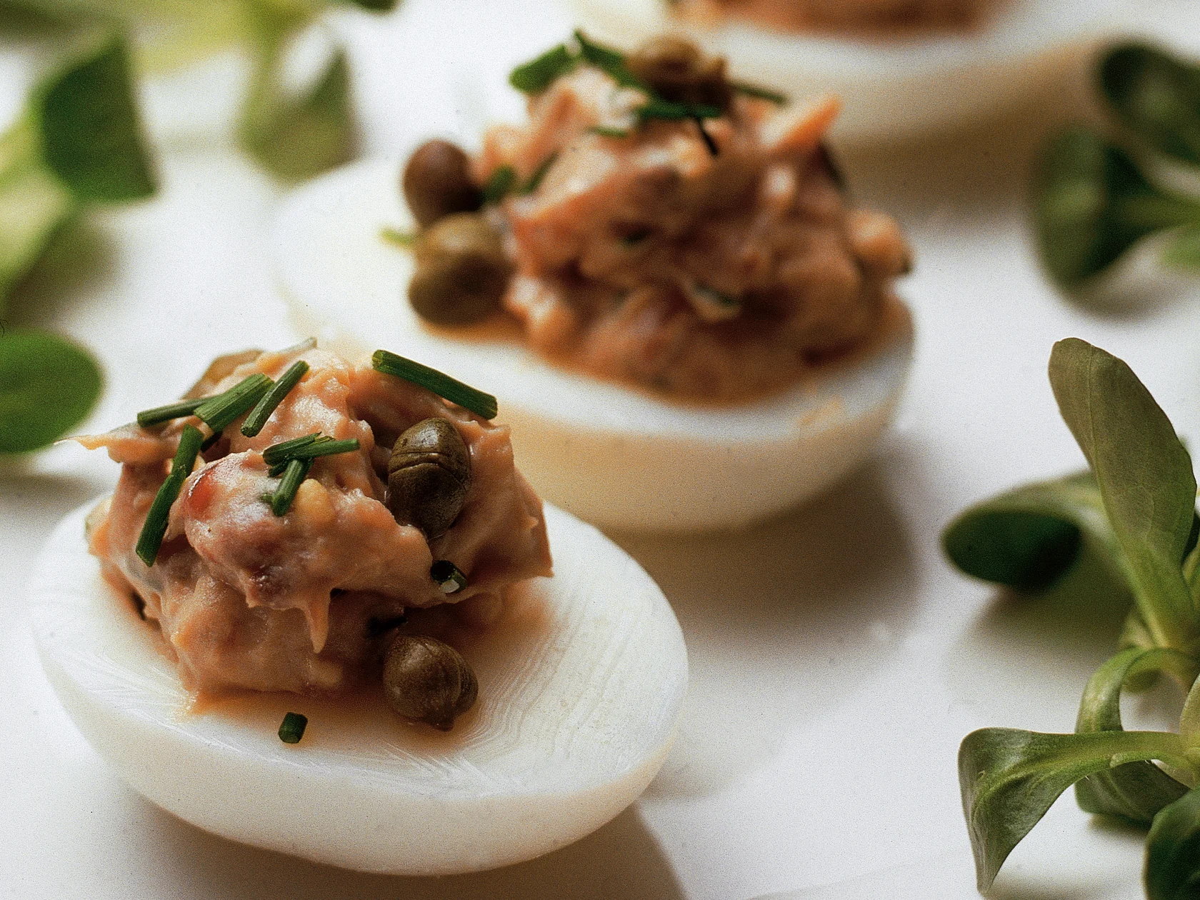 Anjovistäytteiset kananmunat