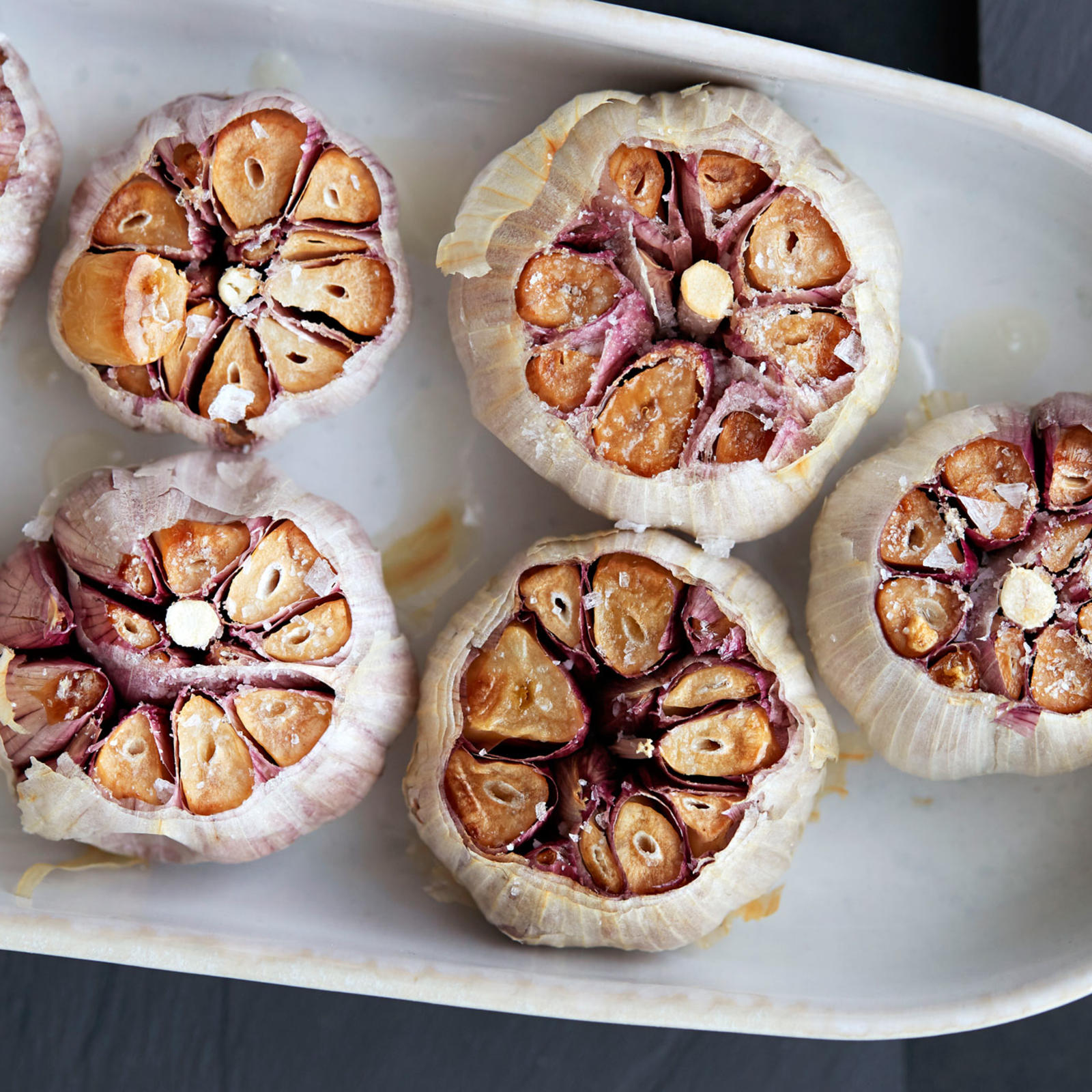 Kokonaisina paahdetut valkosipulit