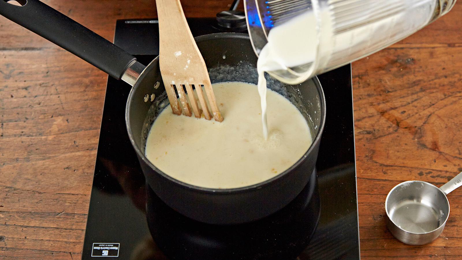 Kiehauta jauhot voissa. Lisää maito vähitellen ja sekoita tasaiseksi. Kuumenna hyvin sekoittaen kunnes kastike sakenee. Siirrä kattila levyltä pois.